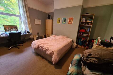 A cozy and well-maintained double bedroom featu...