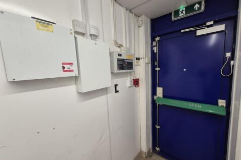 Retail Property (high street) to rent Image 7