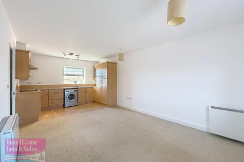 Maple House, Denham Wood Close photo 3