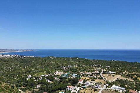 5 mins drive from multiple award winning beaches
