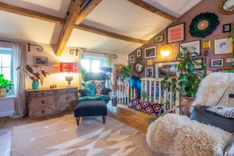 KITCHEN / LIVING AREA