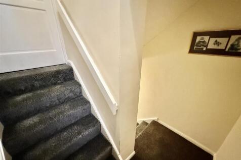 ENTRANCE/STAIRWAY