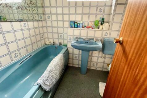3 PIECE TILED BATHROOM