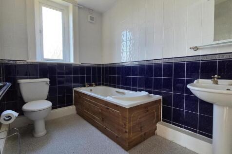 EN SUITE BATHROOM/WC