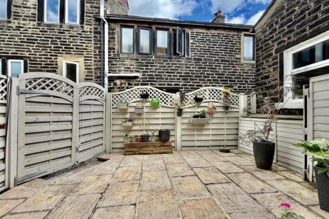 EXTERNAL GARDEN AND PARKING