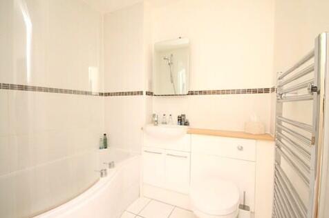 2 bedroom First Floor Apartment in Caterham Valley photo 4