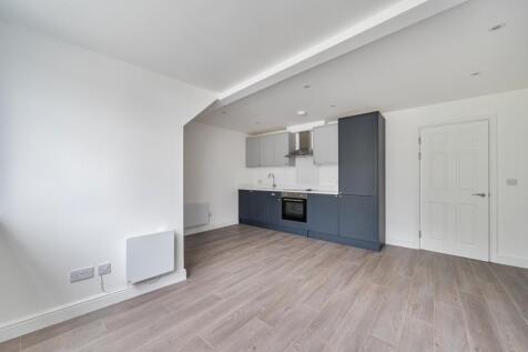 2-bed flat on West Street Reigate RH2, £1,675/mo
