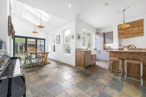 Kitchen (4).JPG