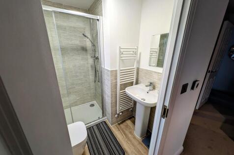 15 Crossman Way en suite 2.jpg