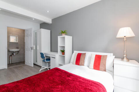 7-bed terraced on Victoria Road, M14 6AP, £5,612/mo