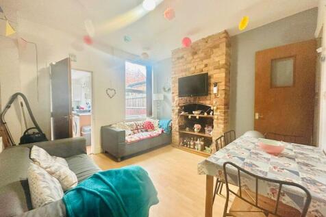 4-bed terraced on Midland Avenue, Lenton, £2,427/mo