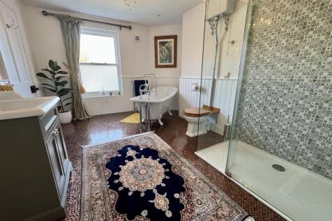 Jack &amp; Jill Bathroom/Shower/WC