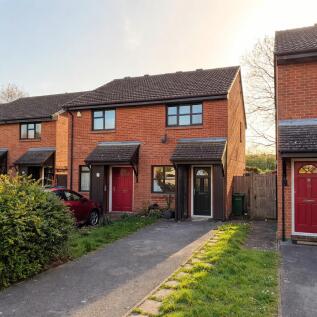 2 bed semi-detached house to rent Poppy Close, Lo