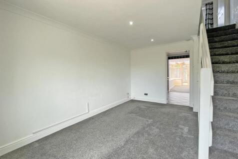 Butler Close 6 - Lounge.jpg