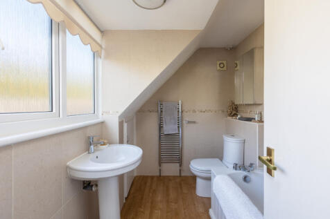 Castle Howard Drive 7 Bathroom-1