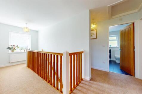 FIRST FLOOR L-SHAPED LANDING