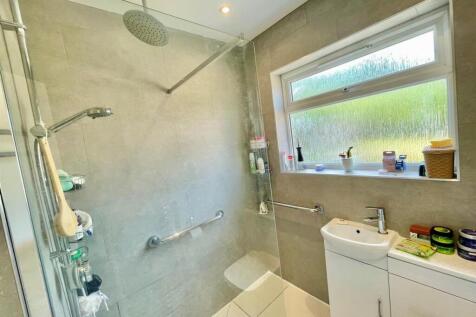 25 Elmroyd Ave Shower Room.jpg