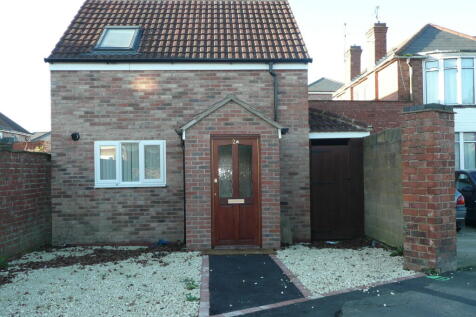 2-bed semi-detached on 2a Alexandra Road, £1,400/mo