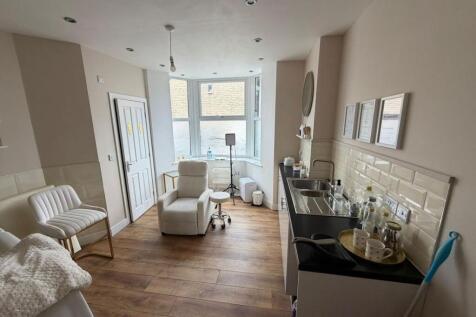 Commercial Property to rent Image 2