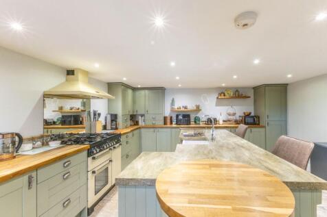 KITCHEN / DINING ROOM