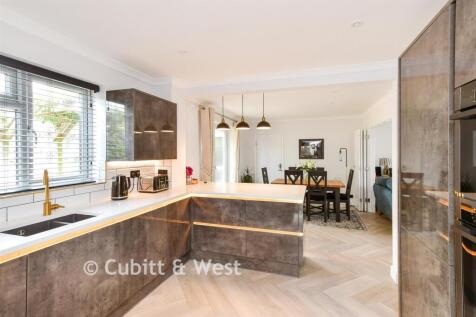 Kitchen/ Breakfast Room