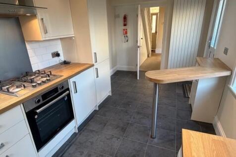 Kitchen breakfast bar.jpg