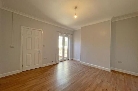 Spacious, bright room with lovely wooden floori...