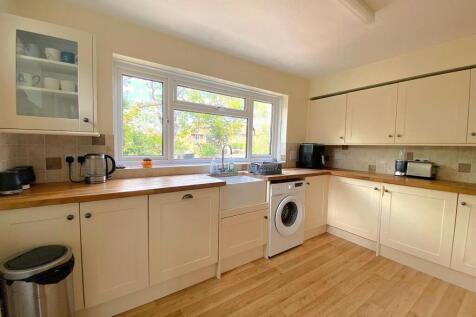 10 Brampton Ct - Kitchen1.jpg