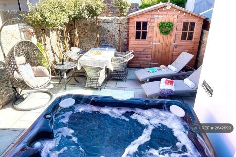 First Floor Apartment Garden &amp; Hot Tub.