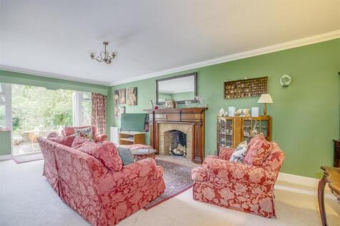 38 Wycombe Road, HP15 6RY-12.jpg