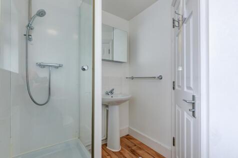 62 Brading Road Bathroom 1