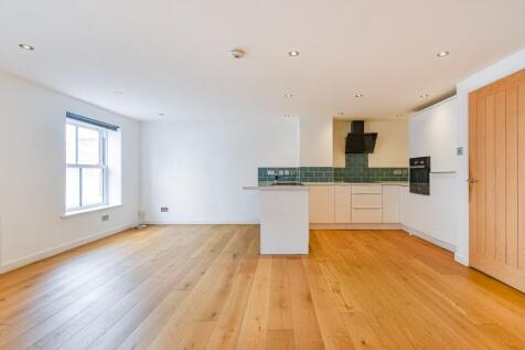 Newbury, RG14 - property photo