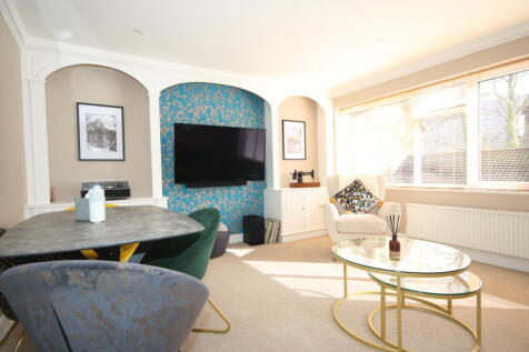 Bright &amp; Spacious Living Room