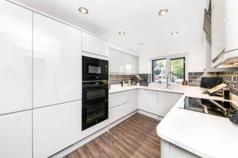 OPEN-PLAN DINING KITCHEN AND LIVING ROOM cont.
