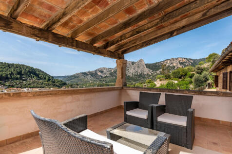 Upper balcony with mountain views