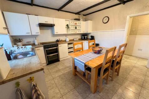 Kitchen d (edit).jpg