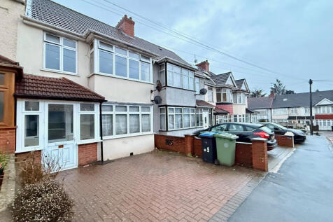 Newly decorated Three bedroom House to rent in Al