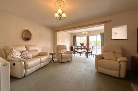 Generous Living Room 043