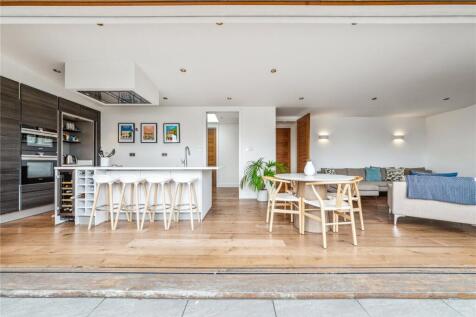 2-bed flat on The Polygon, SW4, £3,800/mo