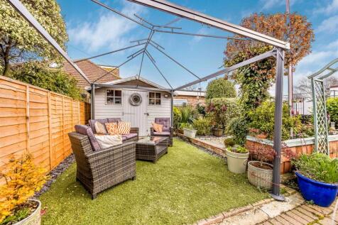 250 Havant Road, Hayling Island-Small-PorticoMarke