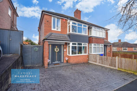 Three Bedroom Semi Detached Property with Gorgeou