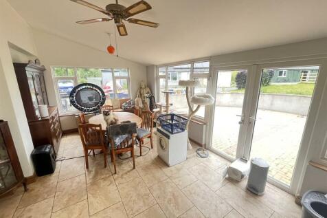 FEATURE REAR SUN LOUNGE