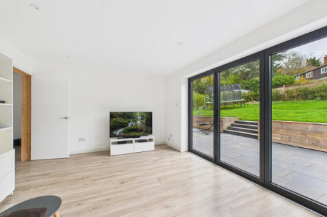 CAM01984G0-PR0530-STILL006