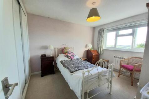 1 Turnpike Bedroom 1.jpg