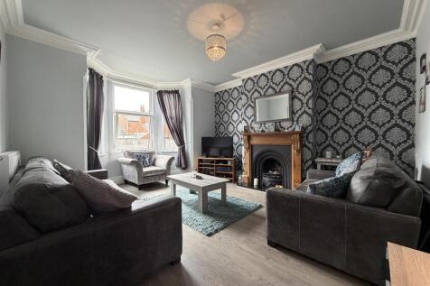 Bay-Fronted Lounge 437