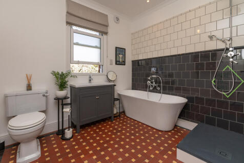 Berkshire Gardens, London, N13 6AA-14