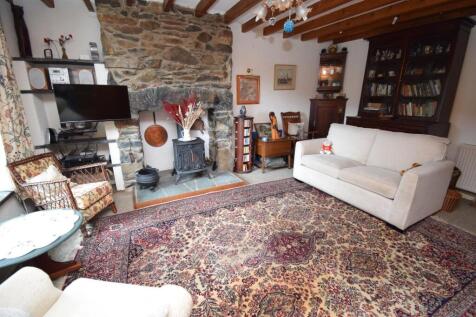 Living Room (2).JPG