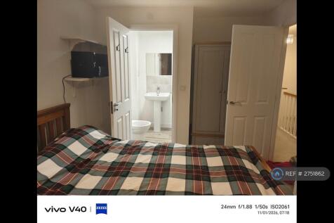 Double Bedroom With Ensuite With Wardrobes 