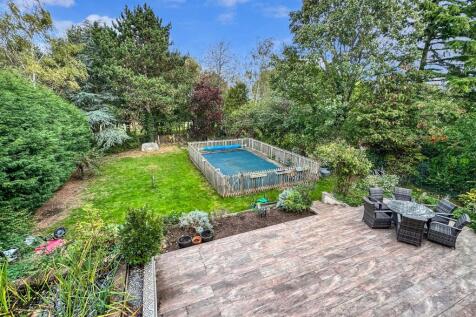 Generous Garden With Swimming Pool 060