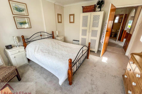 Bedroom 2 - 15 Trafalgar Square.t6zot